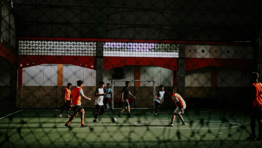 Niños jugando futsal