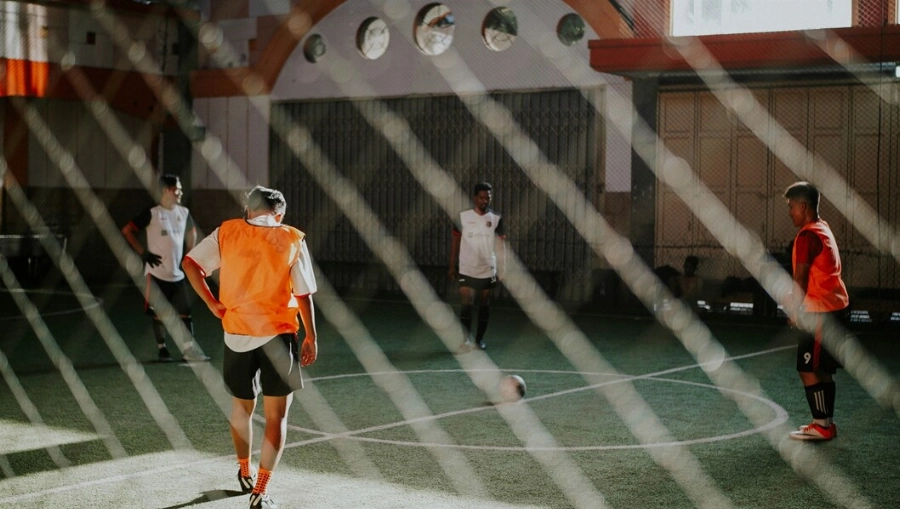 Equipo de futsal trabajando juntos
